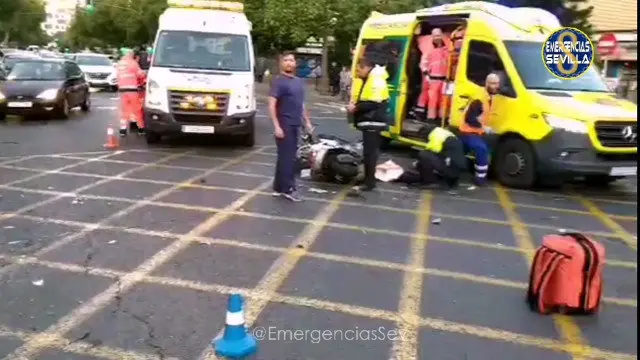 Efectivos de urxencias no lugar do atropelo, en Sevilla. URXENCIAS SEVILLA
