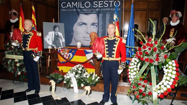 Capela ardente coas cinzas de Camilo Sesto no salón de plenos do concello de Alcoy. MORELL (EFE)
