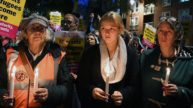 Grupos de persoas xuntáronse en Londres para reclamar xustiza e rezar polos falecidos. EFE