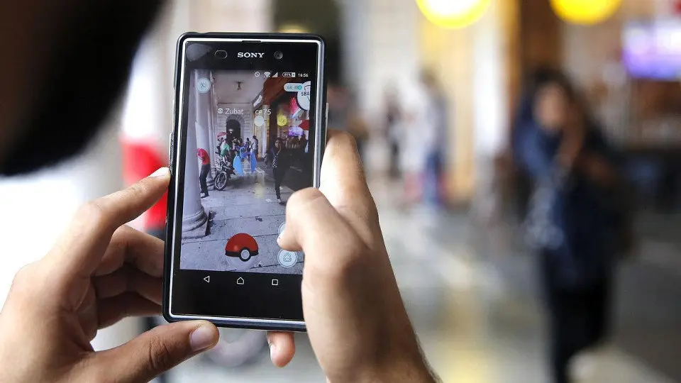 Unha persoa xoga a Pokémon Go na rúa. AEP