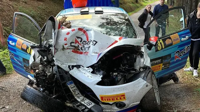 El coche siniestrado en Pol durante el Rallye San Froil&aacute;n XES&Uacute;S PONTE