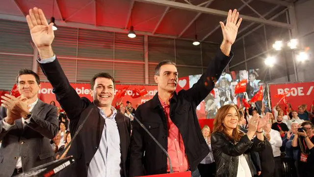 Gonzalo Caballero y Pedro Sánchez, en el mitin de A Coruña CABALAR