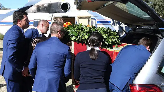 Asdrúbal, al fondo, junto al féretro de Franco. JAVIER LIZÓN