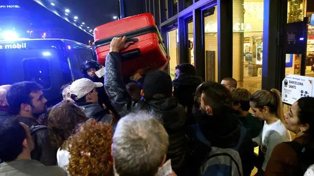 Protesta de los CDR en la estaci&oacute;n de Sants. QUIQUE GARC&Iacute;A