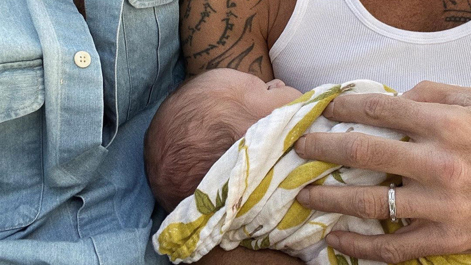 Ricky Martin y su esposo, el artista Jwan Yosef, con el bebé. INSTAGRAM
