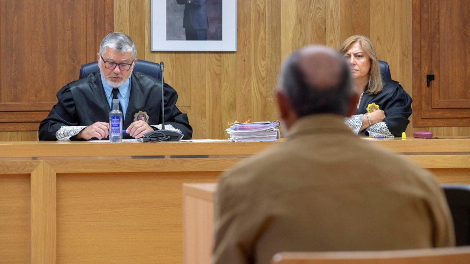 El acusado de abusar de sus sobrinas en Monforte, durante el juicio. ELISEO TRIGO (EFE)