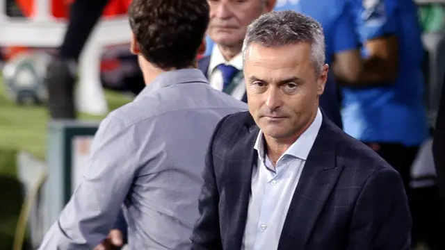 Escribá durante o partido ante o Betis no estadio Benito Villamarín. JOSÉ MANUEL VIDAL (EFE)