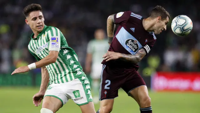 Hugo Mallo e o centrocampista do Betis, Alex Moreno. JOSÉ MANUEL VIDAL (EFE)
