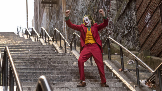 Joaquin Phoenix, como Joker, na famosa escena da película. EFE