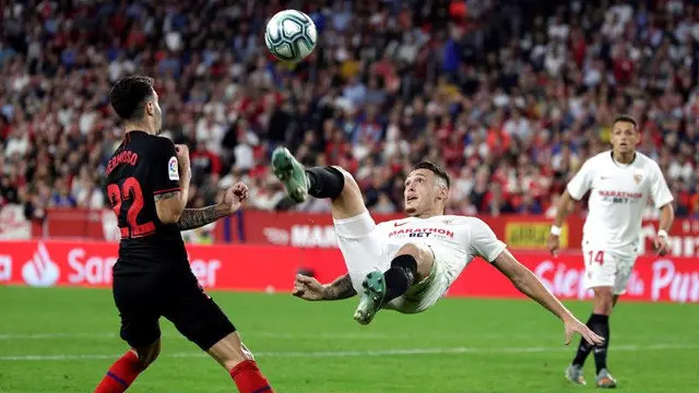 Lucas Ocampos (d) intenta la chilena ante Mario Hermoso, del Atlético. JULIO MUÑOZ