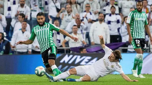  Nabil Fekir (i) lucha con el croata Luka Modric, del Real Madrid. RODRIGO JIMÉNEZ