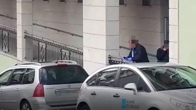 Portal de la vivienda en la que residían el menor detenido y su madre EP