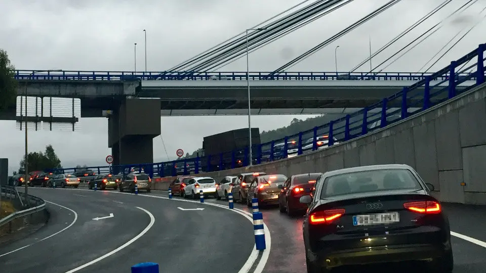 Atasco por las obras en Rande. ADP