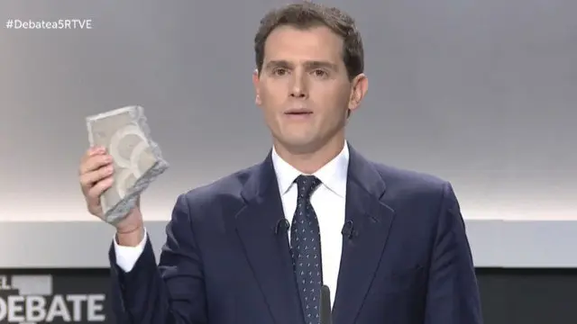 Albert Rivera con el adoquín. TWITTER