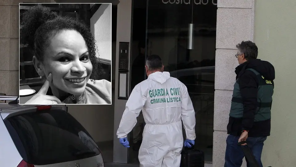 Efectivos de la Guardia Civil ante el portal de la casa en la que se registraba el crimen de Foz y sobreimpresionada, la imagen de la víctima.J M ÁLVEZ