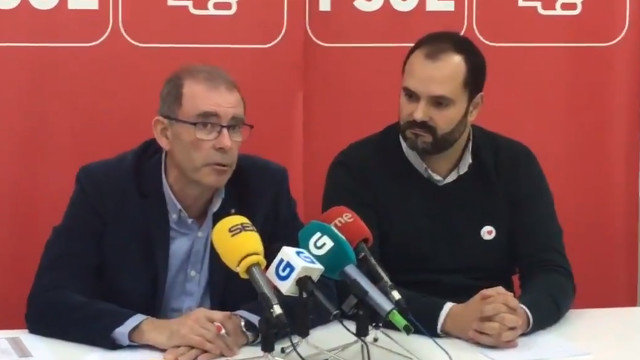 O portavoz provincial do PSDEG-PSOE na Coruña, Bernardo Fernández, e o alcalde de Miño, Manuel Vázquez Faraldo, en rolda de prensa. TWITTER