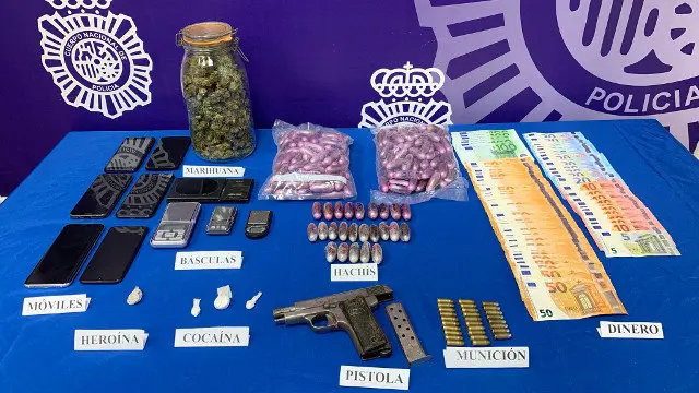 Droga e diñeiro intervidos na operación. POLICÍA NACIONAL