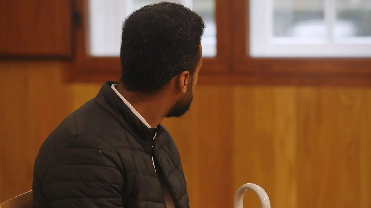 El acusado de violación, en la Audiencia Provincial. VICTORIA RODRÍGUEZ