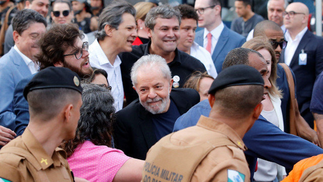 Lula da Silva, este viernes a su salida de la cárcel en Curitiba. HEDESON ALVES (Efe)