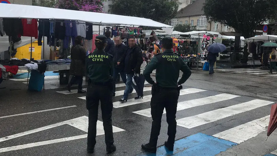 Dos agentes, en el mercadillo. GUARDIA CIVIL DE PONTEVEDRA