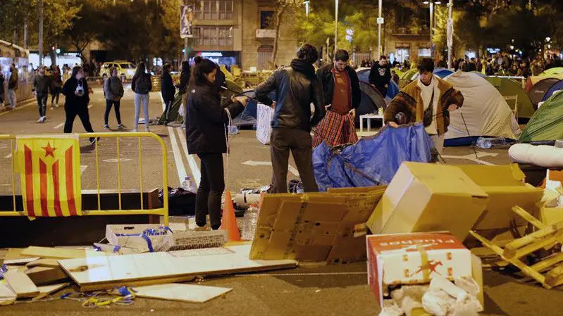 Preto de cen persoas abandonaron este sábado a acampada de Barcelona. ALEJANDRO GARCÍA (EFE)