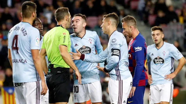 Iago Aspas protesta ao árbitro o penalti pitado na súa contra. EFE
