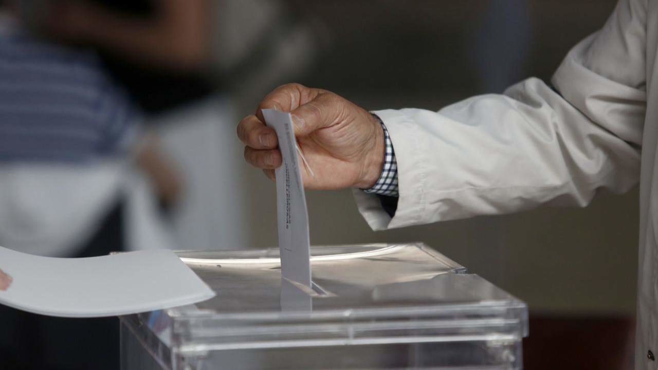 Un cidadán exercendo o seu dereito a voto. EP