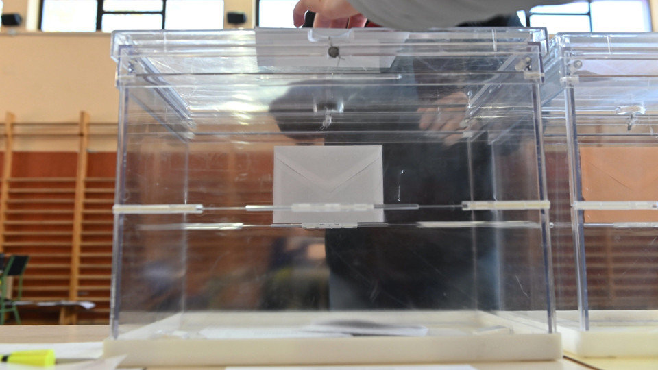 Una urna en el inicio de la jornada electoral. FERNANDO VILLAR (EFE)