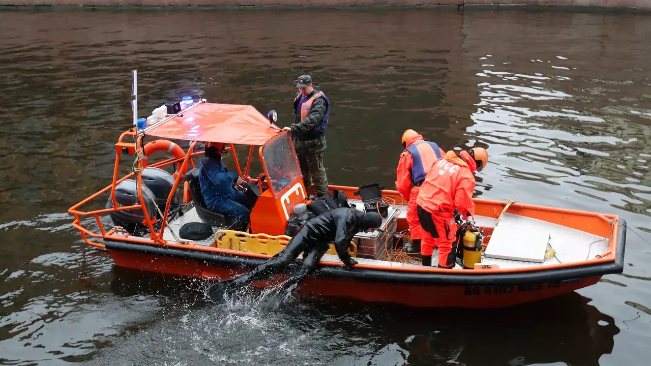 Operarios rusos examinan a zona. ANATOLY MALTSEV (EPA/EFE)