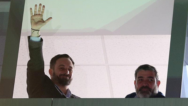 Santiago Abascal celebra los resultados de Vox desde el balcón. EFE