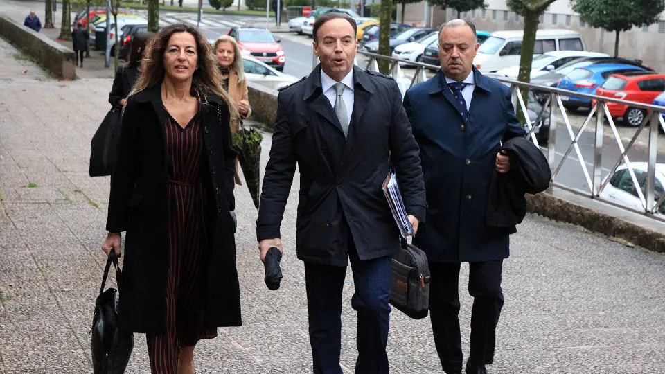 O avogado que representa á familia de Diana Quer, á súa chegada aos xulgados composteláns. PEPE FERRÍN (AGN)