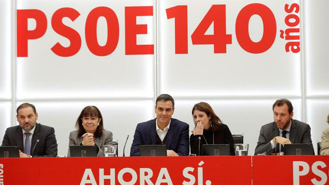 Sánchez, junto a Ábalos, Narbona,  Lastra y Óscar Puente. EMILIO NARANJO
