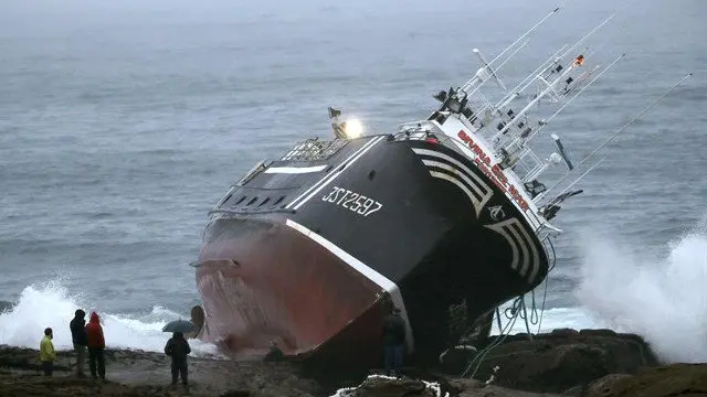 El pesquero, embarrancado. EFE