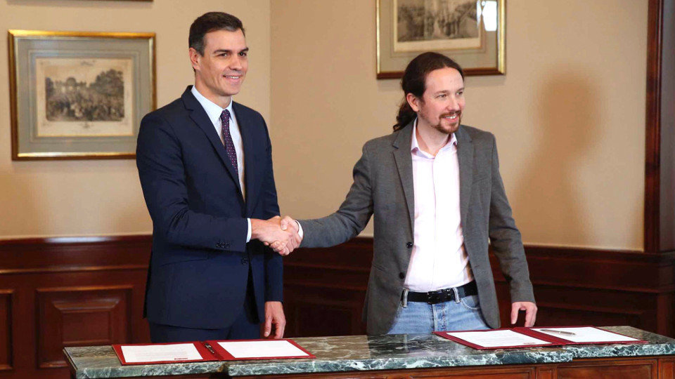 Pedro Sánchez y Pablo Iglesias firman el preacuerdo de Gobierno. PACO CAMPOS