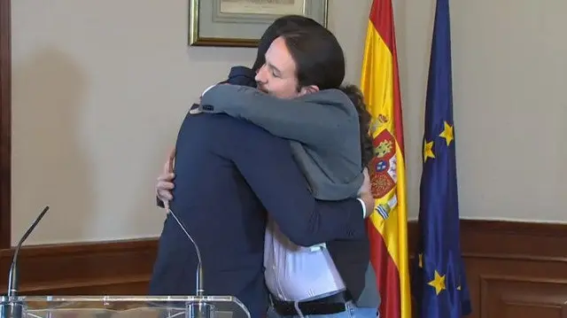El abrazo entre Pedro Sánchez y Pablo Iglesias. LA SEXTA