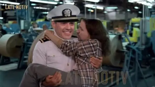 La versión de Late Motiv del pacto de Gobierno, con Sánchez e Iglesias a lo 'Oficial y caballero'. TWITTER