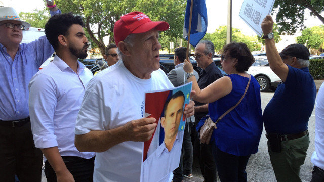 Un manifestante sostén unha foto do líder da Unpacu, José Daniel Ferrer, nunha protesta fronte ao Consulado Xeral de España en Miami. ANA MENGOTTI (Efe)