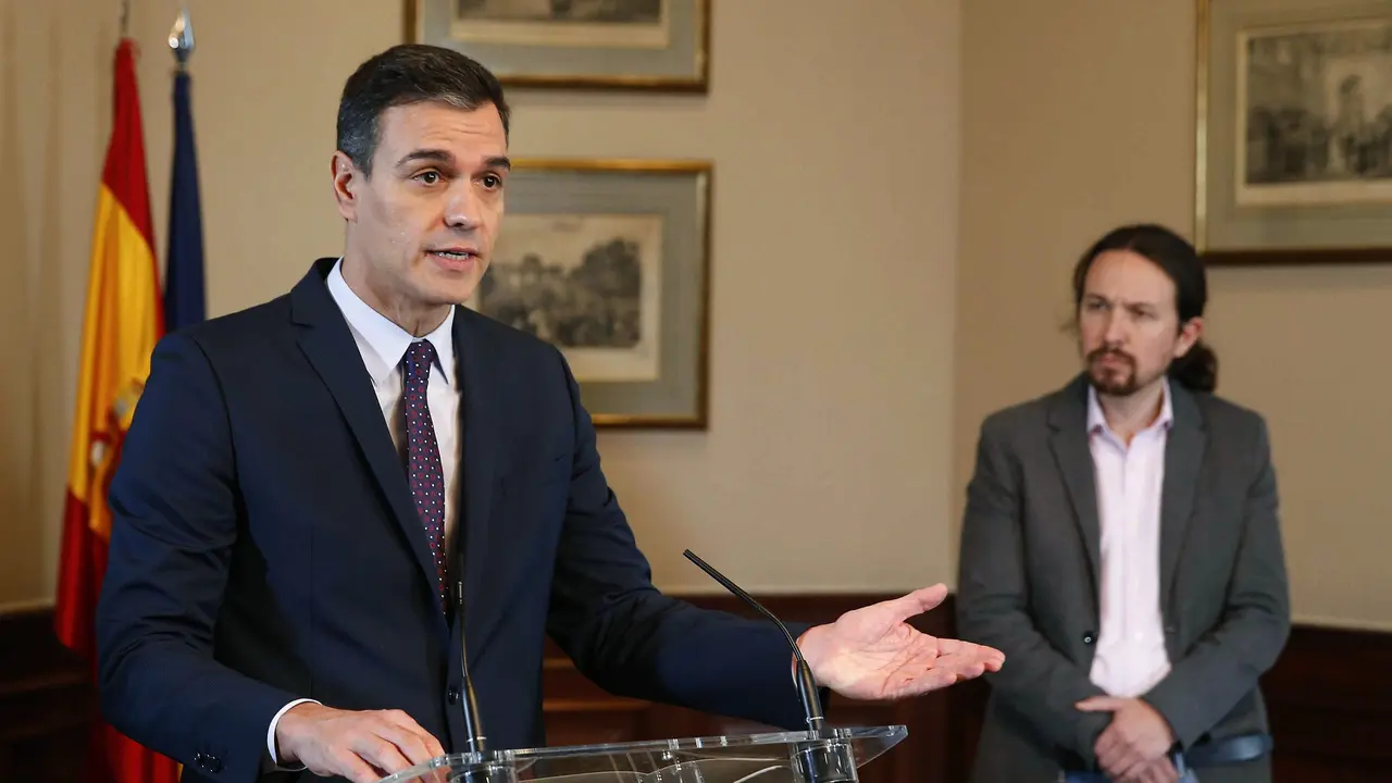 Pedro Sánchez, na sinatura do preacordo co líder de Unidas Podemos, Pablo Iglesias. PACO CAMPOS (EFE)