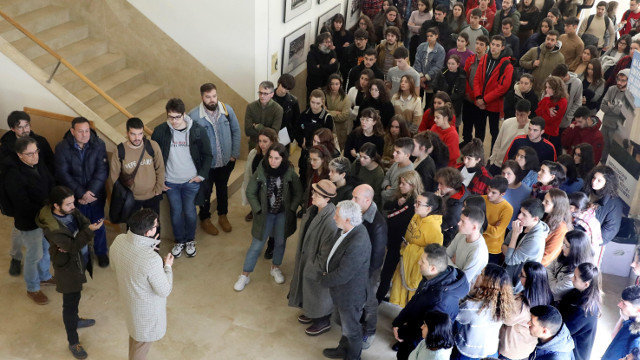 Un momento da concentración pola morte de Pablo López Orosa, na Facultade de Ciencias da Información, en Santiago de Compostela. XOÁN REY. (Efe)