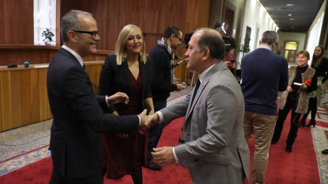 Vázquez, Muñoz y Leiceaga este martes en el Parlamento. PEPE FERRÍN (AGN)
