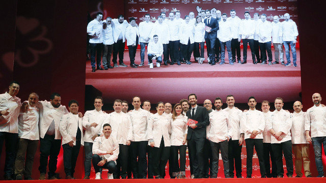 Os cociñeiros recoñecidos cunha estrela Michelín posan durante a presentación da Guía Michelín España e Portugal 2020. JOSÉ MANUEL VIDAL (EFE)
