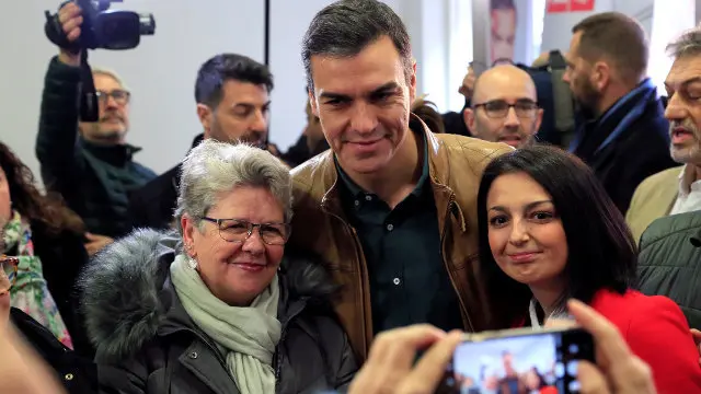 Pedro Sánchez, junto a dos militantes que también acudieron a las urnas en Pozuelo de Alarcón. FERNANDO ALVARADO (Efe)