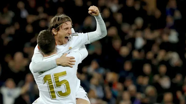 Federico Valverde celebra su tanto aupando a Luka Modric.BALLESTEROS (Efe)
