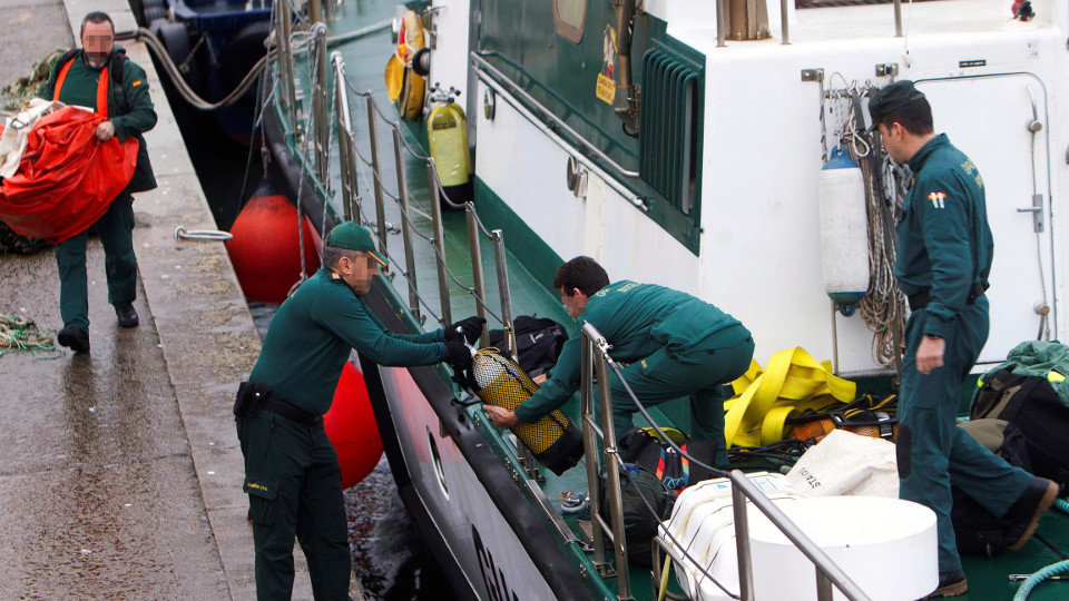 La Guardia Civil traslada los bártulos del Geas que se están utilizando en la operación para reflotar el narcosubmarino. SALVADOR SAS (EFE)