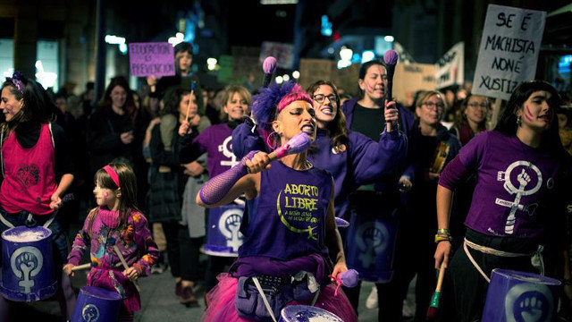 Centenares de persoas participan en Ourense nunha manifestación con motivo do Día Internacional para a Eliminación da Violencia contra a Muller. BRAIS LORENZO (EFE)