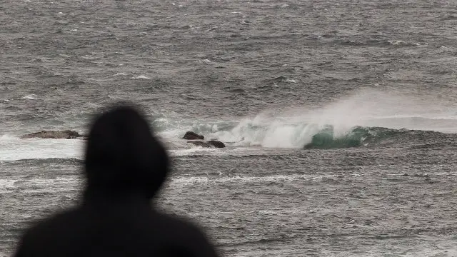Forte vento e ondada en Rinlo. JOSÉ MARÍA ÁLVEZ
