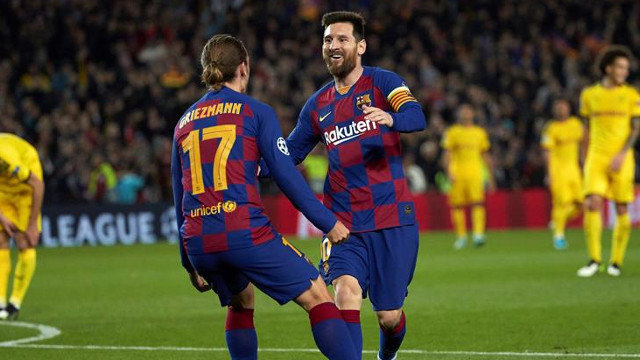 Messi y Griezmann celbran uno de los tantos. ALEJANDRO GARCÍA (Efe)