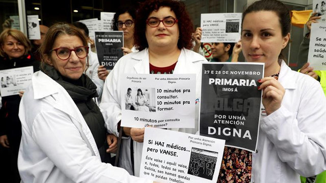 Varias manifestantes sostienen carteles en un centro de salud de Santiago de Compostela. XOÁN REY (Efe)