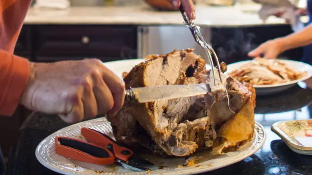 Un ciudadano americano trincha el pavo. AEP
