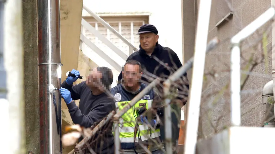 Manuel Nores, en la mañana de este viernes, junto a los agentes desplazados para la primera inspección ocular. GONZALO GARCÍA